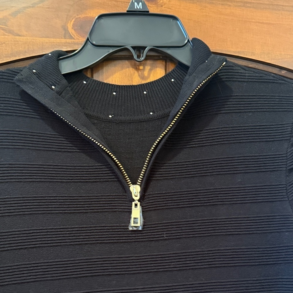 Elegant Black Dress with Gold Accents - Picture 5 of 8